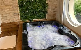 Chambre romantique avec Jacuzzi privée